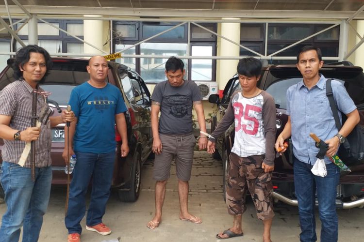 David dan Rudi dua pelaku penusukan serta pengeroyokan terhadap Sudirman (36) yang merupakan juru parkir saat berada di Polresta Palembang, Sabtu (5/1/2019). Kedua tersangka menusuk korban lantaran menolak memberikan uang.