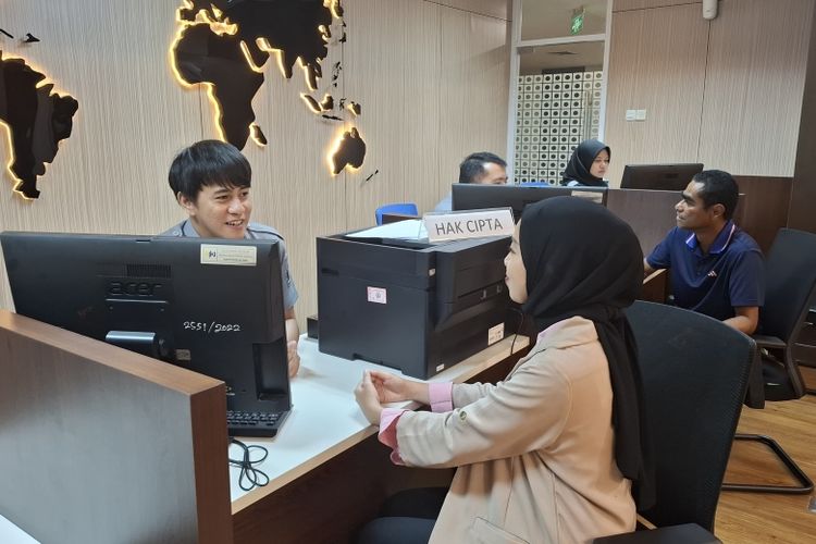 DJKI Kementerian Hukum melayani masyarakat yang mengajukan pencatatan hak cipta dengan tarif baru yang lebih terjangkau. 