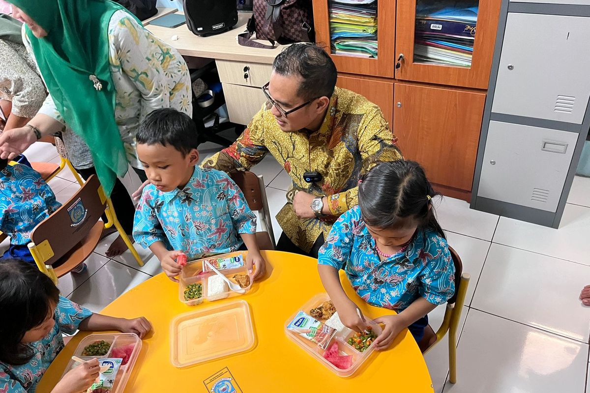 Pilar Saga Bagikan Makan Bergizi Gratis di Tangsel, Menunya Ayam Goreng hingga Buncis