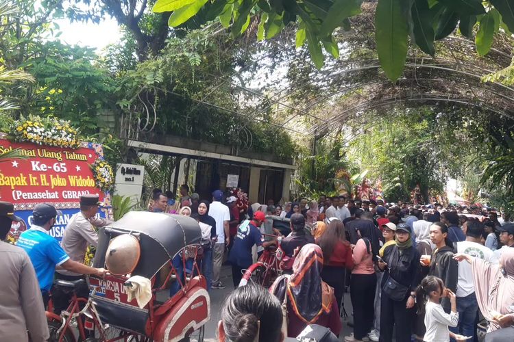 Warga Padati Kediaman Jokowi di Solo, Ucapkan Selamat Ulang Tahun Ke-65