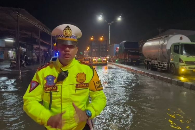 Kasatlantas Polres Demak, AKP Lingga Ramadhani saat meninjau Jalur Pantura Demak-Semarang yang mengalami kemacetan, Kamis (14/3/2024) malam. (dok. Satlantas Polres Demak).