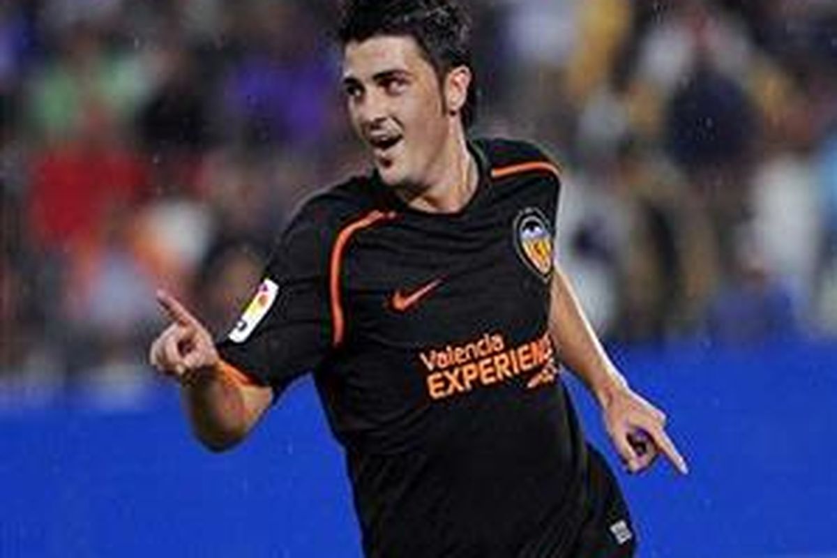 David Villa merayakan golnya ke gawang Malaga. Dia membukukan dua gol dan membawa Valencia sementara memuncaki klasemen.