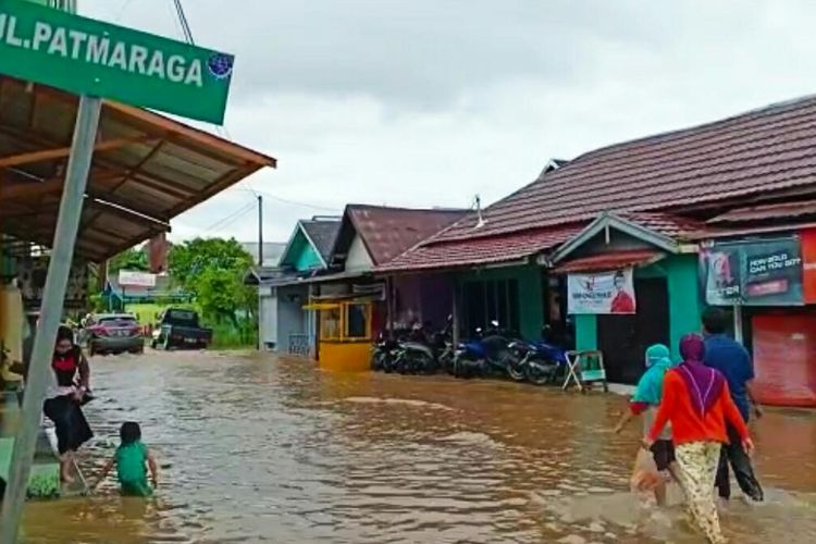 Salah satu ruas jalan yang tergenang banjir di Kotabaru, Kalsel, Jumat (19/6/2020).