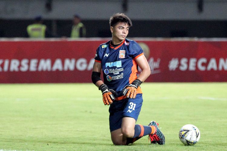 Debut Gianluca Pandeynuwu, penjaga gawang Borneo FC saat Pekan 22 LIga 1 2019 melawan Persebaya Surabaya yang berakhir dengan skor 0-0 di Stadion Gelora Bung Tomo Surabaya, Jawa Timur, Jumat (11/10/2019) malam.