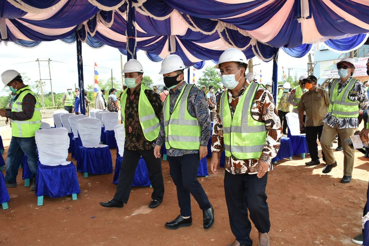 Menteri PPN/Bappenas Suharso Monoarfa meninjau pembangunan Embung Konservasi Kolong Mempaya di Desa Mempaya, Kecamatan Damar, Kabupaten Belitung Timur, Jumat (4/9/2020).