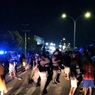 Warga Blokade Jalan di Sorong Buntut Pemukulan dalam Pertandingan Sepak Bola
