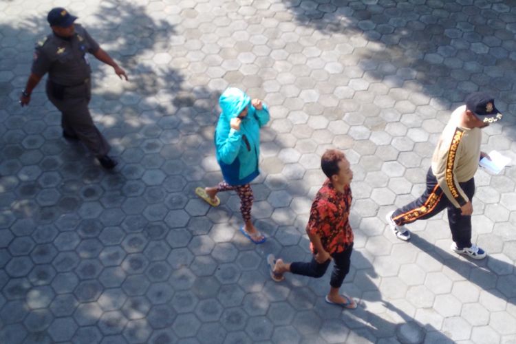 DIGELANDANG --Anggota Satpol PP Kota Madiun menggelandang satu pasangan mesum yang berhasil diamankan dalam operasi cipta kondisi menjelang bulan suci Ramadhan, Jumat ( 12/5/2017).