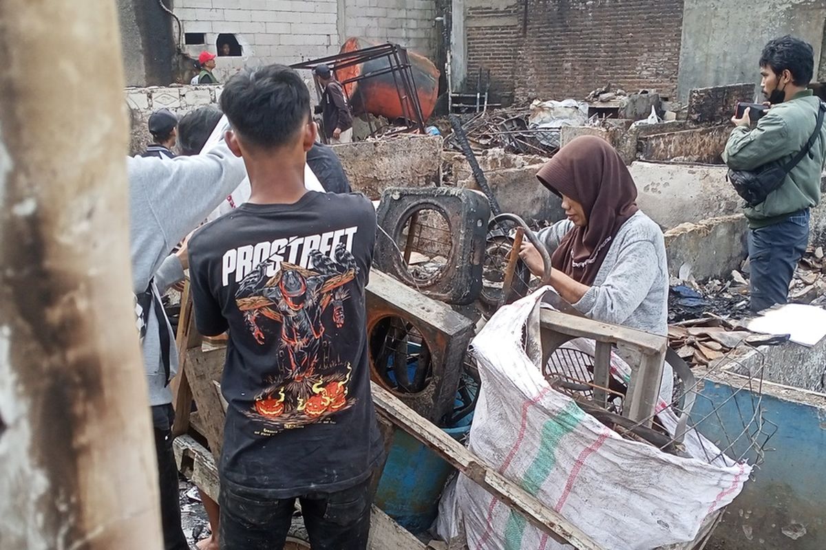 Sebanyak 9 unit mobil pemadam kebakaran diterjunkan untuk memadamkan api yang melahap pemukiman warga di Kampung Kebon Kalapa, Desa Sukamenak, Kecamatan Margahayu, Kabupaten Bandung, Jawa Barat, pada Senin (6/2/2023).Mobil pemadam kebakaran kesulitan untuk memasuki pemukiman warga tersebut, lantaran lokasi tersebut sangat padat penduduk.