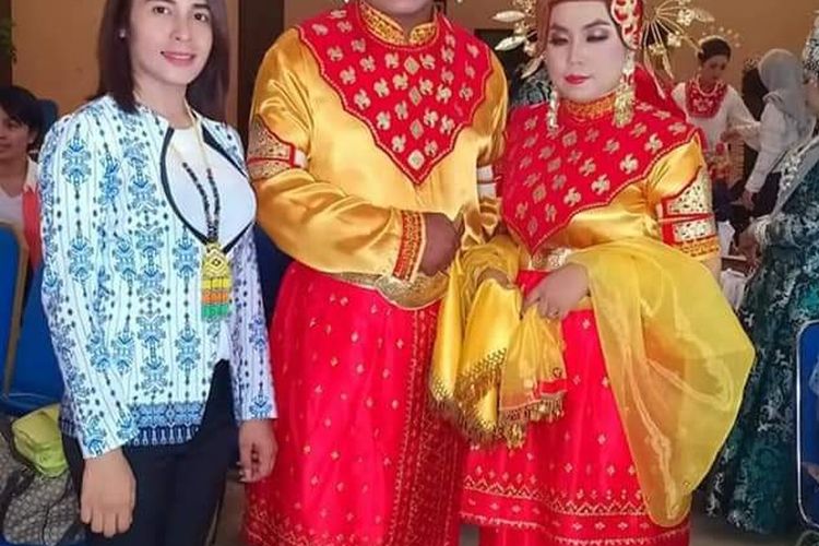 Harcuncung alias Ocha (33) saat tampil dalam event perlombaan tata rias pengantin Tradisional, ia selalu menampilkan baju adat Tidung sampai kemudian dipanggil sebagai perias pengantin Tidung dalam sesi pemotretan untuk buku yang dibagikan sebagai merchandise HUT RI 74 (HARCUNCUNG)