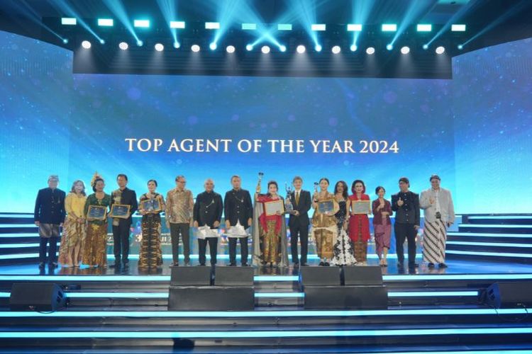 Para penerima penghargaan bersama jajaran pengurus AAJI dalam penganugerahan Top Agent of the Year dalam Gala Dinner TAA ke-38 di Yogyakarta Marriot Hotel, Yogyakarta, Jumat (15/8/2025).