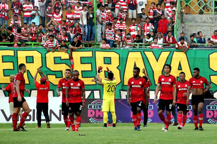 Pemain Madura united seusai menyapa suporter yang setia mendukung mereka berlaga melawan Persebaya Surabaya yang berakhir denna skor 2-4 dalam penyisihan Grup A Piala Gubernur Jatim 2020 di Stadion Gelora Bangkalan, Jawa Timur, Jumat (14/02/2020) sore.