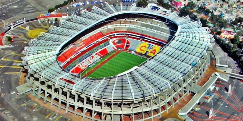 Ini merupakan satu-satunya stadion yang menyelenggarakan Final Piala Dunia dua kali, 1970 dan 1986.