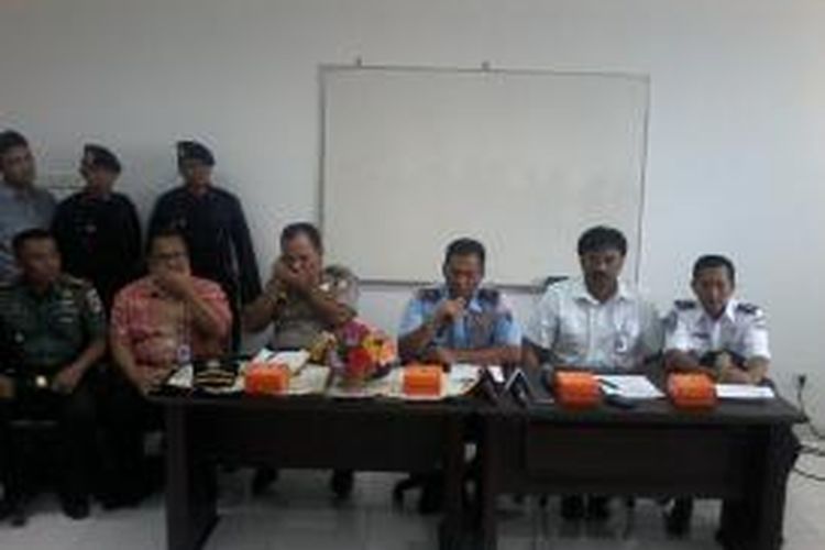 Komandan Landasan Udara (Danlanud) Sultan Hasanuddin, Marsekal Pertama Tamsil GM didampingi pihak Angkasa Pura 1 Makassar, Kapolres Maros mengelar konfrensi pers terkait dengan teror bom pesawat Batik Air, Jumat (17/4/2015).