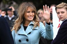 Melania Trump Tampil Anggun Berbalut Mantel Biru Muda  