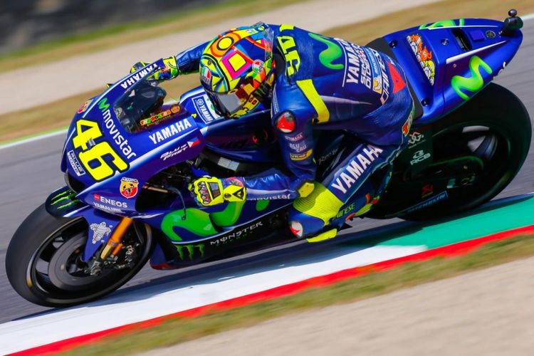 Pebalap Movistar Yamaha MotoGP asal Italia, Valentino Rossi, memacu motornya pada sesi latihan bebas hari pertama GP Italia di Sirkuit Mugello, Jumat (2/6/2017).