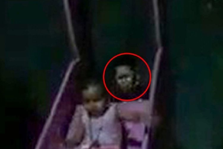 Potongan video yang diunggah akun Facebook bernama Hernandez Blankhaa memperlihatkan sosok wajah menyeramkan seperti hantu berada di belakang anaknya saat bermain perosotan di Meksiko.