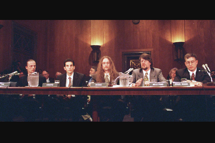 Peretas komputer dari L0pht, dari kiri, Brian Oblivion, Tan, Kingpin, Mudge, Weld Pond, Space Rogue dan Stefan Von Neumann bersaksi di depan komite Senat pada tahun 1998.