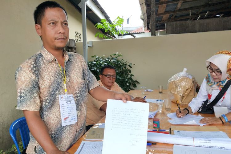 M Ruslan ketua KPPS 12 menujukkan surat berita acara yang diminta oleh tim Badan Pemenangan Nasional (BPN) Prabowo-Sandi.