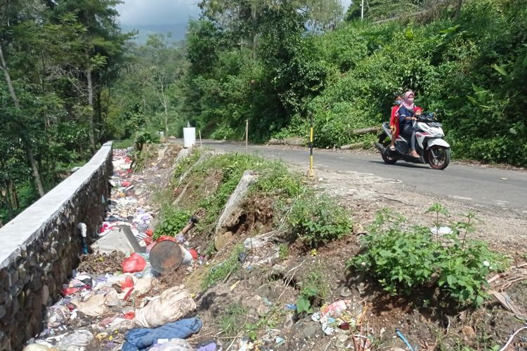 Tumpukan sampah yang dibuang oleh ornag tak bertanggung jawab di pinggir jalan dikeluhkan warag Desa Bedagung dan Desa Ngiliran karena berbau tak sedap. Sampah dari kulkas bekas, sofa, kasur bekas bahkan celana dalam wanita dan BH bertebaran di jalan penghubung antar desa tersebut.