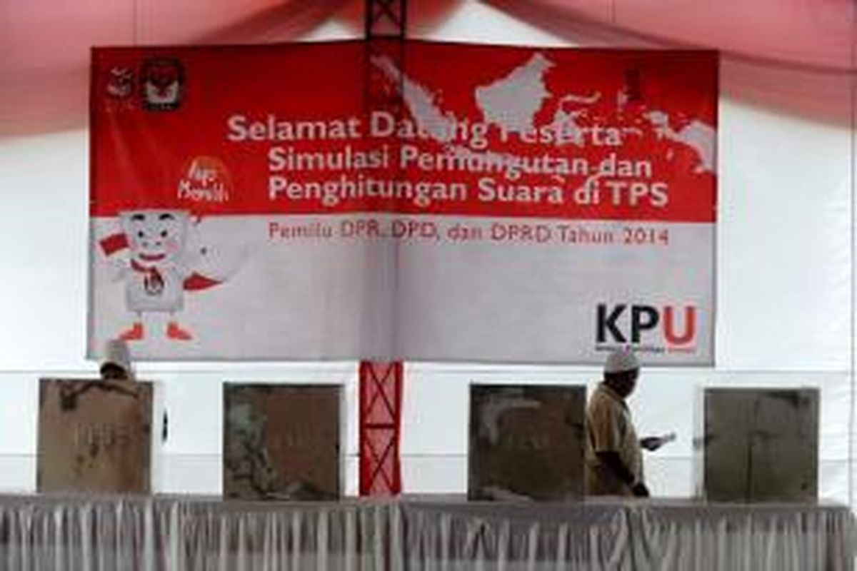 Komisi Pemilihan Umum (KPU) menggelar simulasi pemungutan dan penghitungan suara pemilihan anggota DPR, DPD, dan DPRD di tempat pemungutan suara (TPS) 14 Kelurahan Cilenggang, Kecamatan Serpong, Tangerang Selatan, Minggu (1/12/2013).