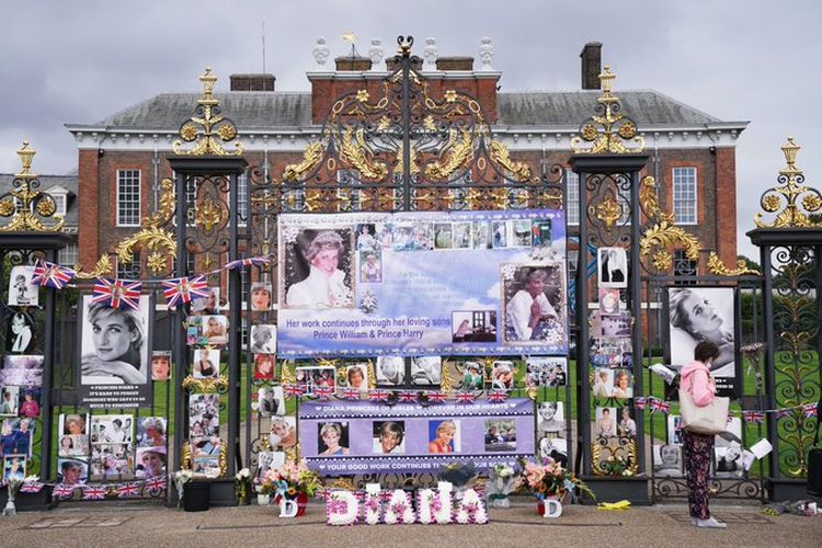 Para penggemar meninggalkan karangan bunga di gerbang Kensington Palace, untuk mengenang 24 tahun kematian Putri Diana.  