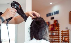 Air-Dry atau Hair Dryer, Mana yang Lebih Baik untuk Rambut?