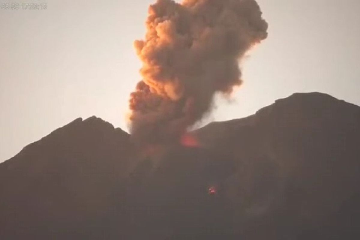 Tangkapan layar CCTV Gunung Semeru saat terjadi erupsi, Jumat (30/8/2024) pukul 17.25 WIB
