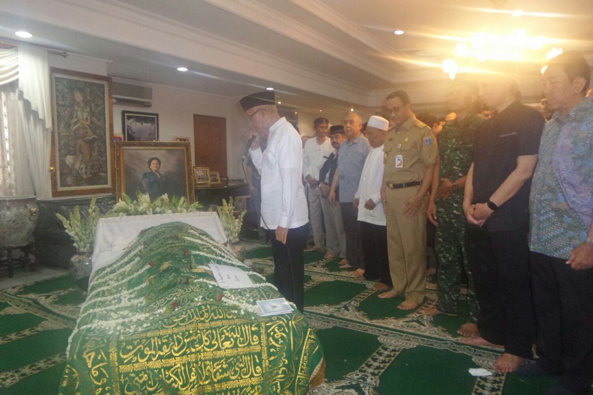 Gubernur DKI Jakarta Anies Baswedan ikut menyolatkan jenazah Rubinetta Wiyogo, istri mantan Gubernur Wiyogo, di Jalan Banyumas, Senin (23/10/2017). 