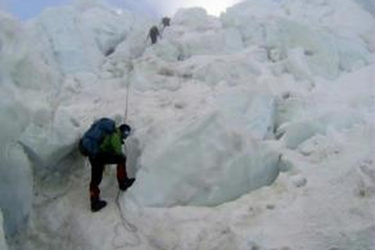 Sherpa Nepal mendaki Khumbu Icefall, di atas base camp dalam perjalanan mereka ke puncak Gunung Everest (8.850 meter). Mei adalah bulan yang paling populer untuk pendakian Everest karena cuaca yang lebih menguntungkan.