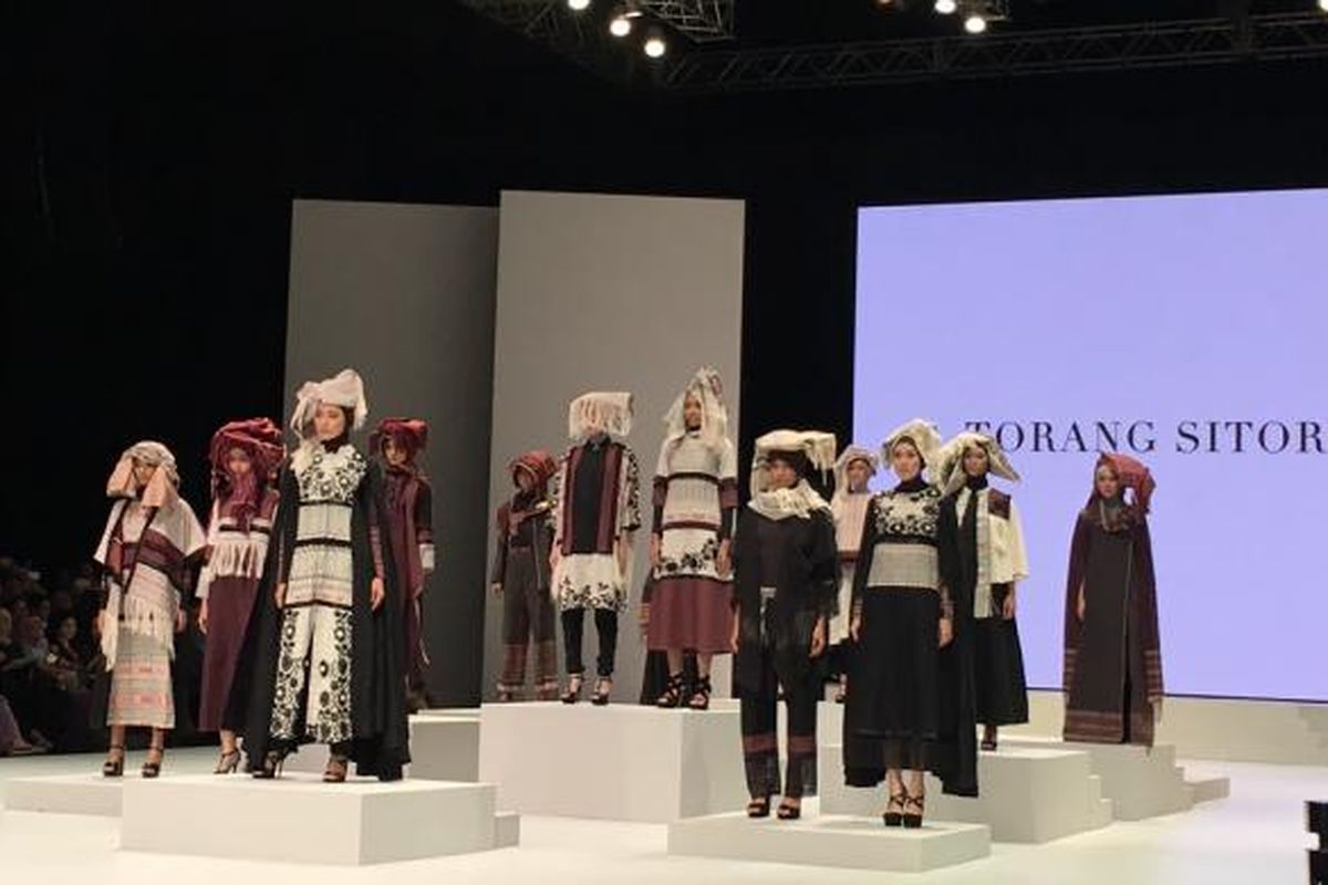 Koleksi busana Torang Sitorus dalam Indonesia Fashion Week (IFW) 2017 di Jakarta, Rabu (1/2/2017). 