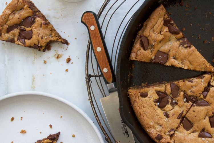 Cookies cokelat dengan cast iron skillet.