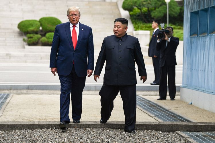 Presiden Amerika Serikat Donald Trump (kiri) ketika bertemu Pemimpin Tertinggi Korea Utara Kim Jong Un (kanan) di Zona Demiliterisasi (DMZ), Panmunjom, Korea Utara, 30 Juni 2019.