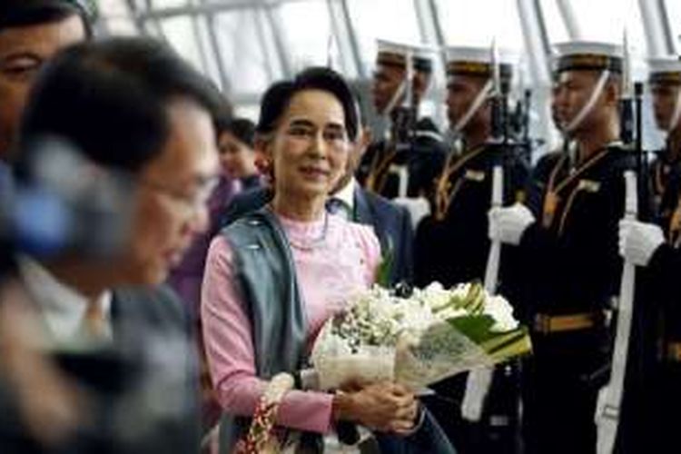 Penasihat Negara dan Menteri Luar Negeri Myanmar Aung San Suu Kyi (tengah) berjalan melewati pasukan kehormatan Thailand setibanya di Bandara Suvarnabhumi, Bangkok, Kamis (23/6/2016).