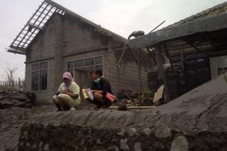 Kondisi rumah rusak di Desa Pandansari, Kecamatan Ngantang Kabupaten Malang. Senin (17/2/2014).