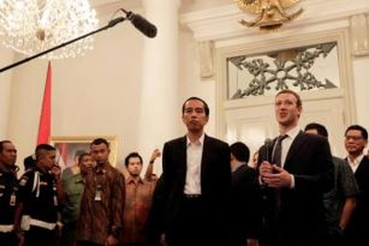 Gubernur DKI Jakarta yang juga presiden terpilih Joko Widodo (kiri) bersama CEO Facebook Mark Zuckerberg (kanan) melakukan konferensi pers seusai pertemuan di Balai Kota Jakarta, Senin (13/10/2014).