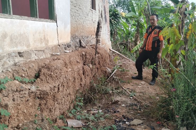 Petugas BPBD mengecek lokasi tanah bergerak di Kampung Babakansirna, Desa Limusnunggal, Kecamatan Bantargadung, Sukabumi, Jawa Barat, Rabu (27/11/2019).