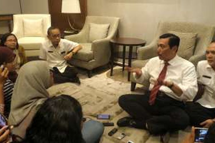 Luhut Binsar Pandjaitan menyempatkan untuk bertemu dan berbincang dengan sejumlah wartawan usai melakukan pertemuan dengan Wiranto yang akan menggantikan dirinya di kantor Kementerian Koordinator bidang Politik, Hukum dan Keamanan, Jakarta Pusat, rabu malam (27/7/2016).