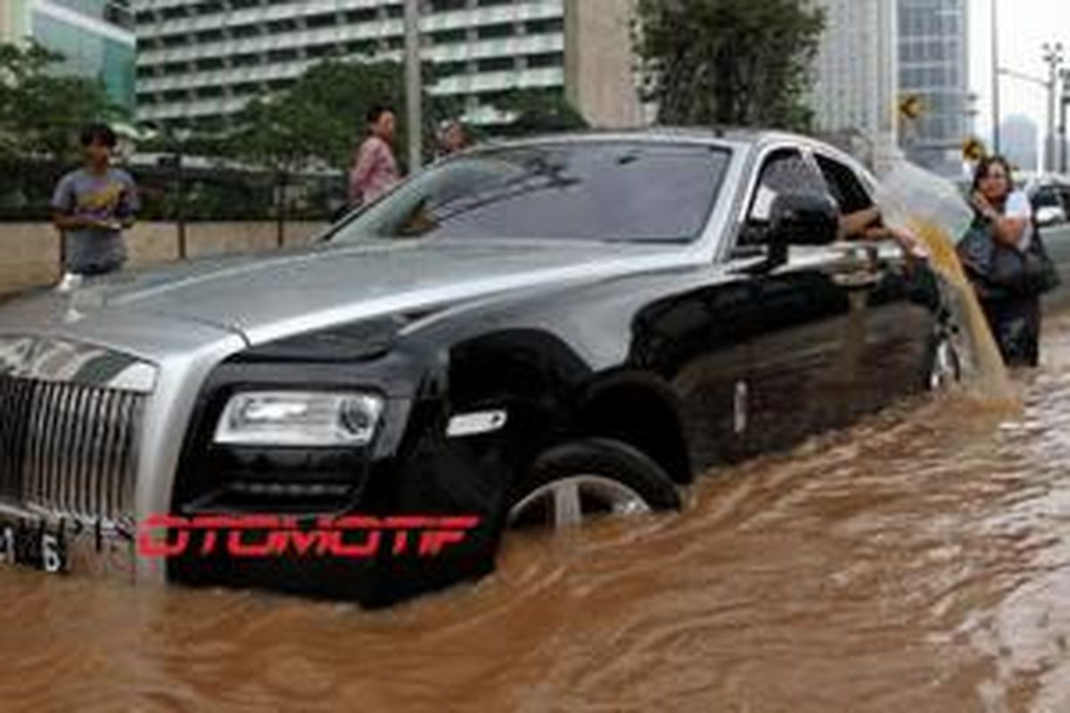 Mobil mewah wajib bayar asuransi kalau kebanjiran.