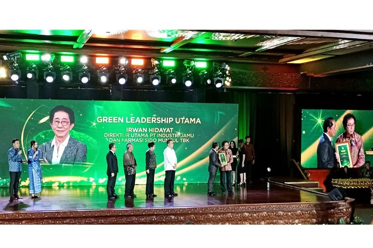 Direktur Sido Muncul Irwan Hidayat menerima penghargaan penghargaan Green Leadership Utama 2024 secara langsung dari Menteri LHK Hanif Faisol Nurofiq