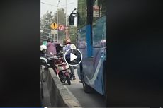 Video Pengendara Bahu-membahu Angkat Motor akibat Terobos Jalur Transjakarta