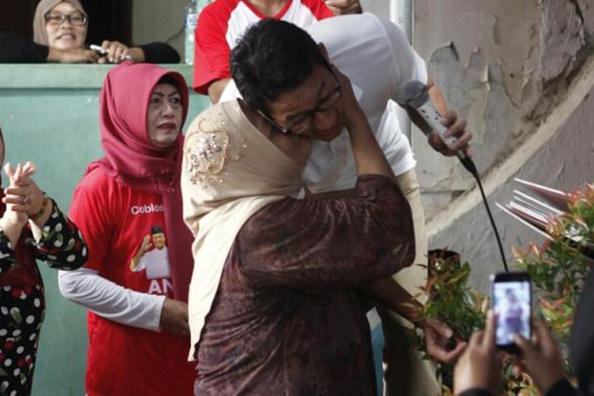 Calon wakil gubernur DKI Jakarta Sandiaga Uno dicium seorang ibu saat kampanye di Rawa Buaya, Cengkareng, Jakarta Barat, Selasa (31/1/2017).