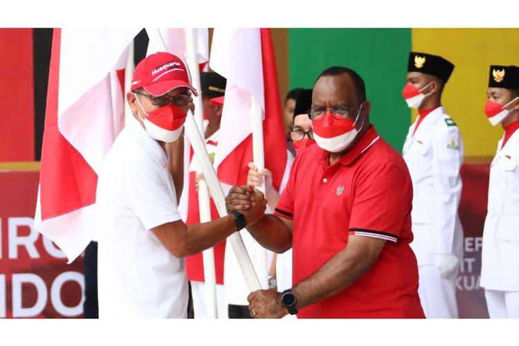 Wamendagri John Wempi Wetipo menyerahkan bendera merah putih secara simbolis kepada perwakilan masyarakat Aceh di Taman Sari Bustanussalatin, Kota Banda Aceh, Provinsi Aceh, Sabtu (13/8/2022).