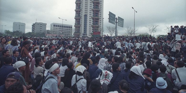Mahasiswa Universitas Trisakti menuntut reformasi pada 12 Mei 1998. Aksi demonstrasi ini kemudian berujung tragedi.