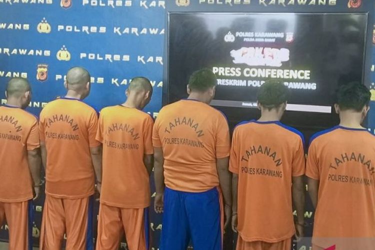 Para tersangka kasus penadahan motor curian yang merupakan buntut dari penelusuran kasus pembunuhan di Desa Sumurgede, Kecamatan Cilamaya Kulon, Karawang.