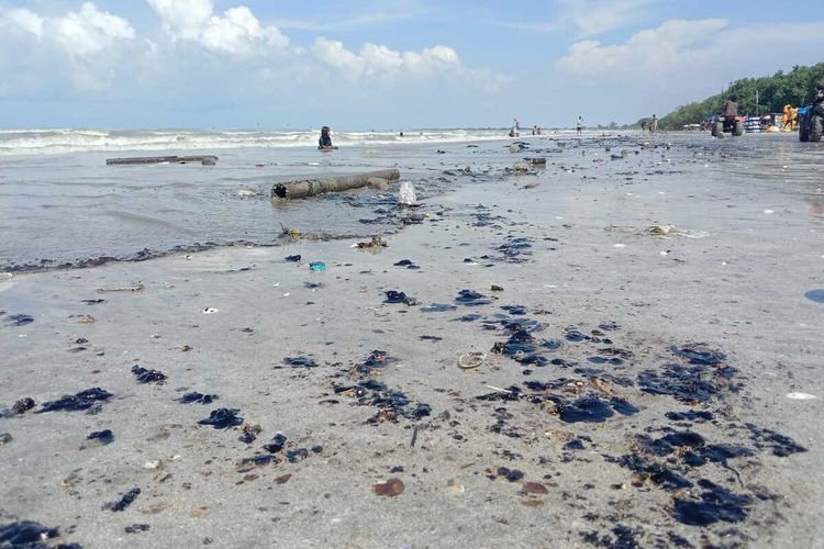 Limbah berwarna hitam menyerupai oli/ter (aspal) yang mencemari pantai di Pesisir Timur Lampung, Sabtu (16/7/2022).