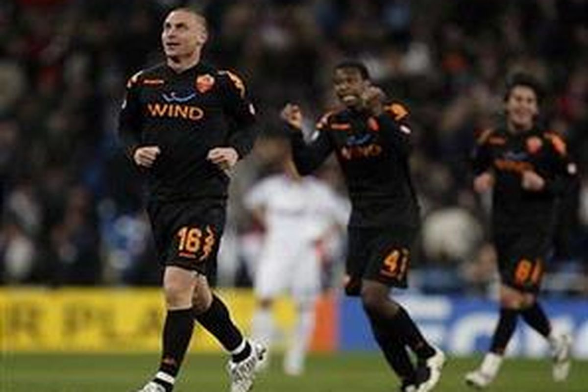 Daniele de Rossi dan Juan meluapkan kegembiraan setelah AS Roma memastikan diri maju ke perempatfinal Liga Champions.