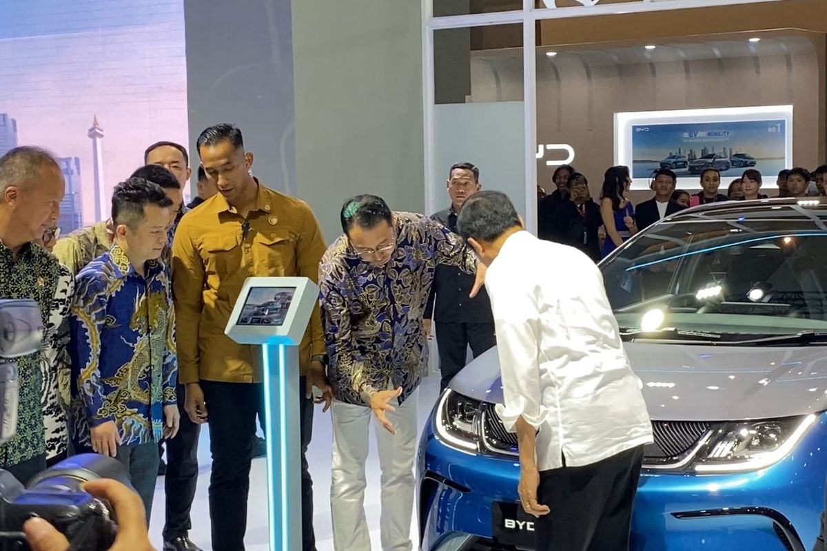 Jokowi Mampir ke Booth BYD di IIMS 2024