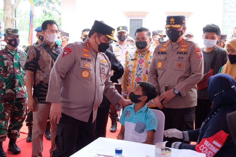 Wakapolri Komjen Gatot Eddy Pramono didampingi Kapolda Riau Irjen Muhammad Iqbal saat meninjau vaksinasi serentak di Kota Pekanbaru, Riau, Kamis (24/3/2022).