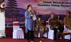 Tinjau Program Kampung KB di Badung,  Menko Puan Bagikan KIS dan KIP 