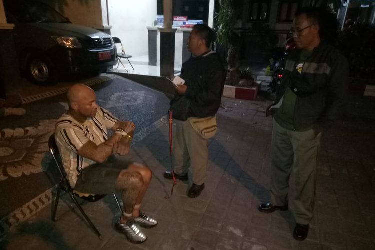 Warga Negara Asing (WNA) mabuk dan bikin ulah di Seminyak, Badung, Rabu (11/9/2019). 
